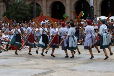 İspanya 'nın eski Bilbao kasabasında Bask halk dansları gösterisi