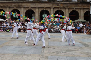 İspanya 'nın eski Bilbao kasabasında Bask halk dansları gösterisi