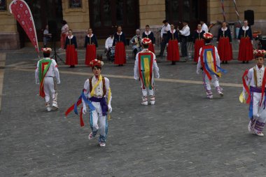Açık hava festivalinde Bask halk dansı gösterisi