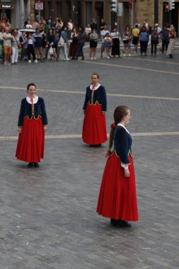 Açık hava festivalinde Bask halk dansı gösterisi