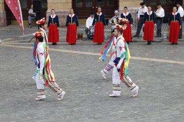Açık hava festivalinde Bask halk dansı gösterisi