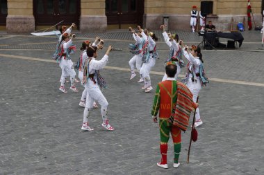  Bask halk dansı gösterisi
