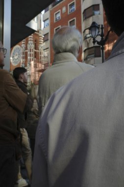 Bilbao Caddesi 'ndeki insanlar