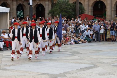 Açık hava festivalinde Bask halk dansçıları