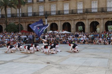 Açık hava festivalinde Bask halk dansçıları