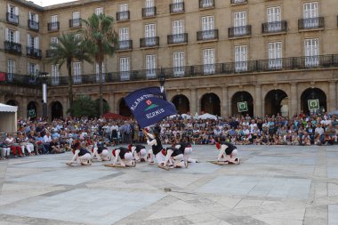 Açık hava festivalinde Bask halk dansçıları