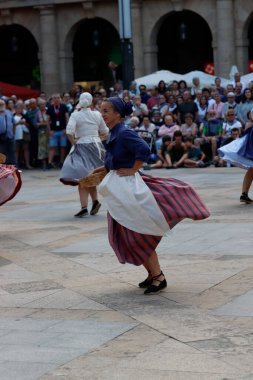 Açık hava festivalinde Bask halk dansçıları