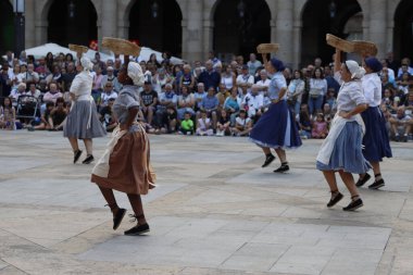 Açık hava festivalinde Bask halk dansçıları