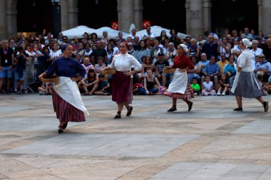 Açık hava festivalinde Bask halk dansçıları