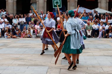 Açık hava festivalinde Bask halk dansçıları