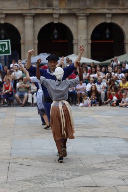 Açık hava festivalinde Bask halk dansçıları