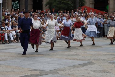 Açık hava festivalinde Bask halk dansçıları