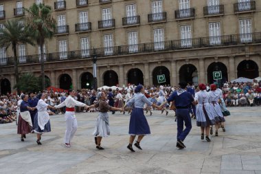 Açık hava festivalinde Bask halk dansçıları