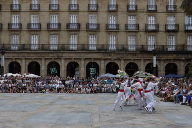 Açık hava festivalinde Bask halk dansçıları