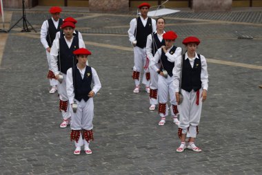 Sokak festivalinde Bask halk dansçıları