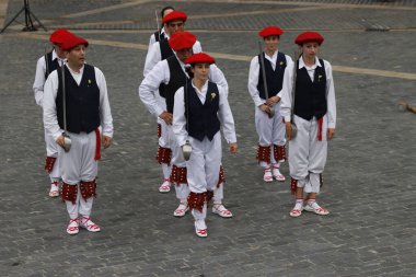 Sokak festivalinde Bask halk dansçıları