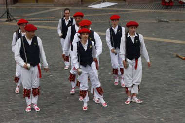 Sokak festivalinde Bask halk dansçıları