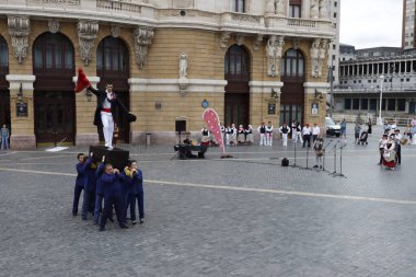 Sokak festivalinde Bask halk dansçıları