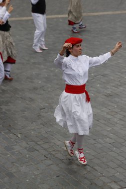 Sokak festivalinde Bask halk dansçıları