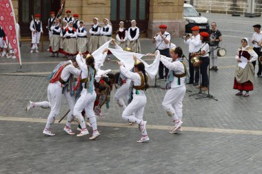 Sokak festivalinde Bask halk dansçıları