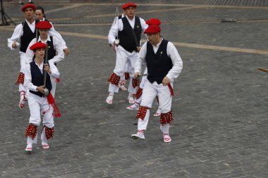 Sokak festivalinde Bask halk dansçıları