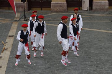 Sokak festivalinde Bask halk dansçıları