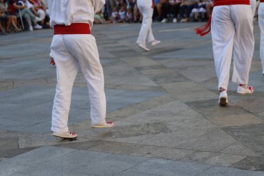 Bir gösteri sırasında sokaktaki Bask halk dansçıları