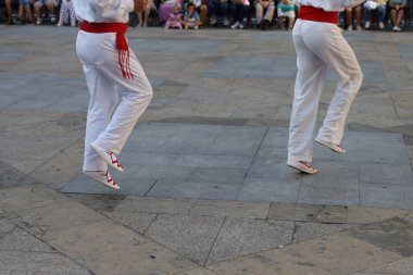 Bir gösteri sırasında sokaktaki Bask halk dansçıları