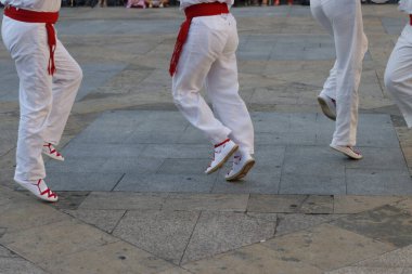 Bir gösteri sırasında sokaktaki Bask halk dansçıları