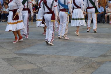 Bir gösteri sırasında sokaktaki Bask halk dansçıları