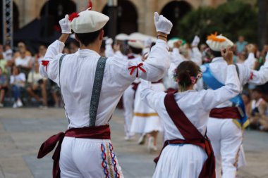 Bir gösteri sırasında sokaktaki Bask halk dansçıları