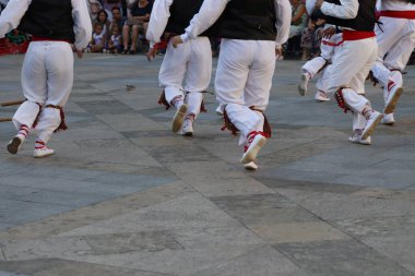 Bir gösteri sırasında sokaktaki Bask halk dansçıları