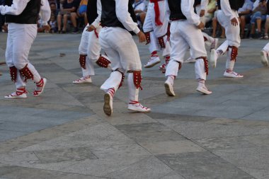 Bir gösteri sırasında sokaktaki Bask halk dansçıları