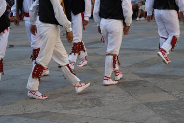 Bir gösteri sırasında sokaktaki Bask halk dansçıları