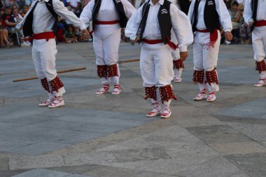 Bir gösteri sırasında sokaktaki Bask halk dansçıları