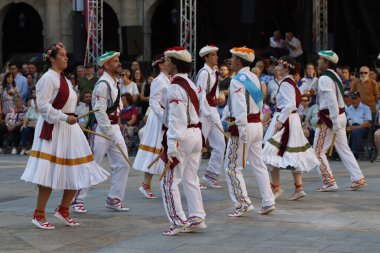 Açık hava festivalinde Bask halk dansı gösterisi