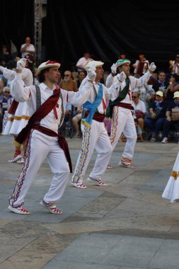 Açık hava festivalinde Bask halk dansı gösterisi