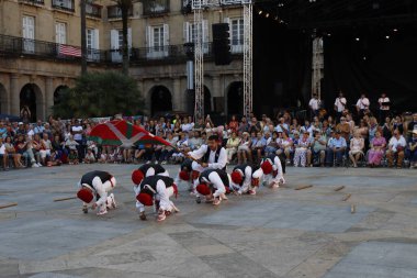 Açık hava festivalinde Bask halk dansı gösterisi