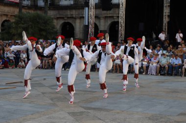 Açık hava festivalinde Bask halk dansı gösterisi