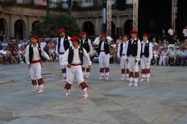 Açık hava festivalinde Bask halk dansı gösterisi