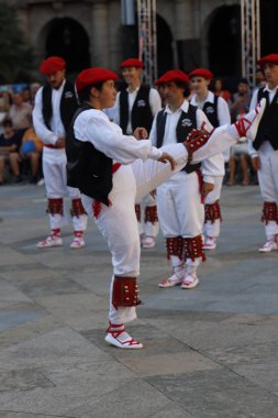 Açık hava festivalinde Bask halk dansı gösterisi