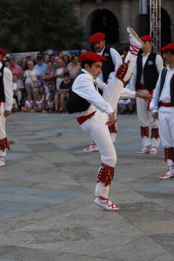 Açık hava festivalinde Bask halk dansı gösterisi