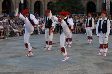 Açık hava festivalinde Bask halk dansı gösterisi