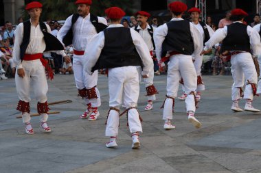 Açık hava festivalinde Bask halk dansı gösterisi