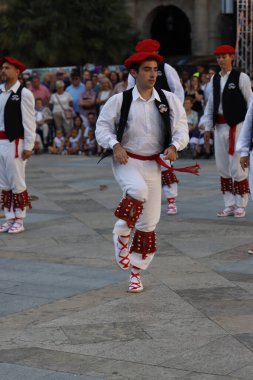 Açık hava festivalinde Bask halk dansı gösterisi