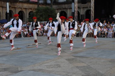 Açık hava festivalinde Bask halk dansı gösterisi