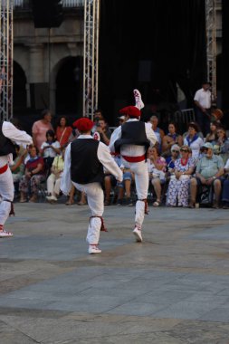 Açık hava festivalinde Bask halk dansı gösterisi