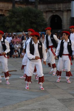 Açık hava festivalinde Bask halk dansı gösterisi