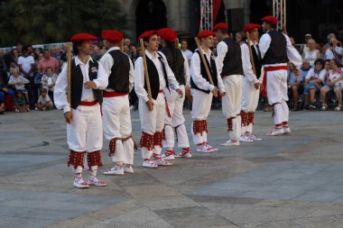 Açık hava festivalinde Bask halk dansı gösterisi