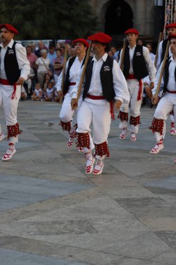 Açık hava festivalinde Bask halk dansı gösterisi